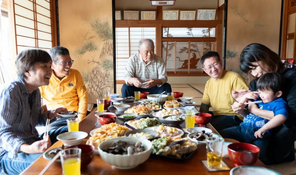 家族でしじみ料理を食べている様子